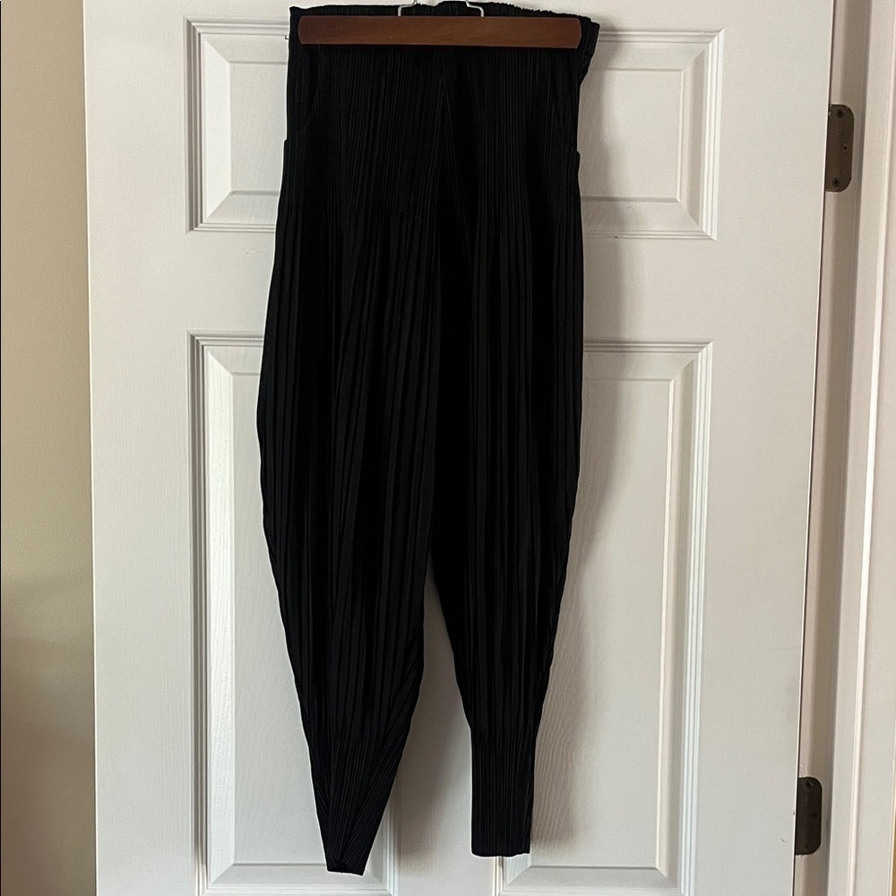Chic Black Pleated Women's Pants